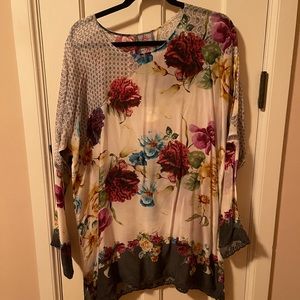 Johnny Was Linden Top. BNWT. Gorgeous peony blooms on a cream background. L.